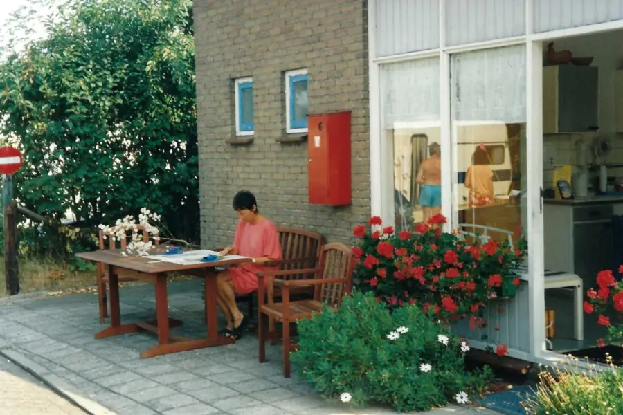 Marijke buiten de receptie