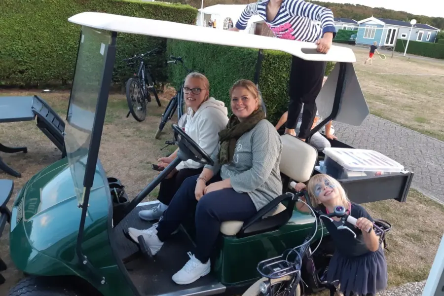 Marjon en Lana juli 2019 golfcar