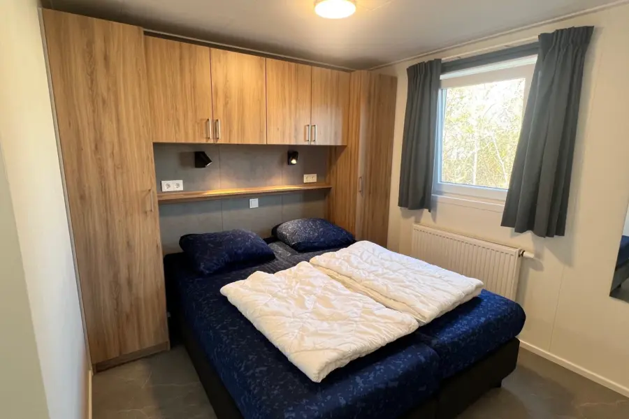 Camping Coogherveld Chalet Type 1 2025 Grote slaapkamer met beddengoed