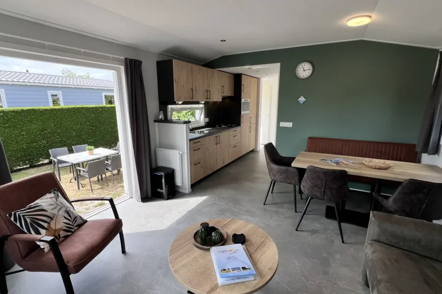 Coogherveld Texel chalet type 1 woonkamer groen met tuinzicht