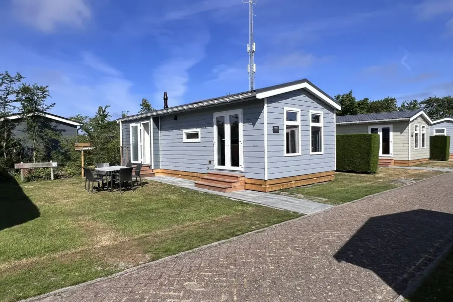 Camping Coogherveld Texel chalet type 1 buiten blauw met zon 3