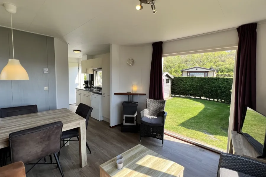 Texelse chalet Coogherveld Type 2 Woonkamer met open slaande deuren