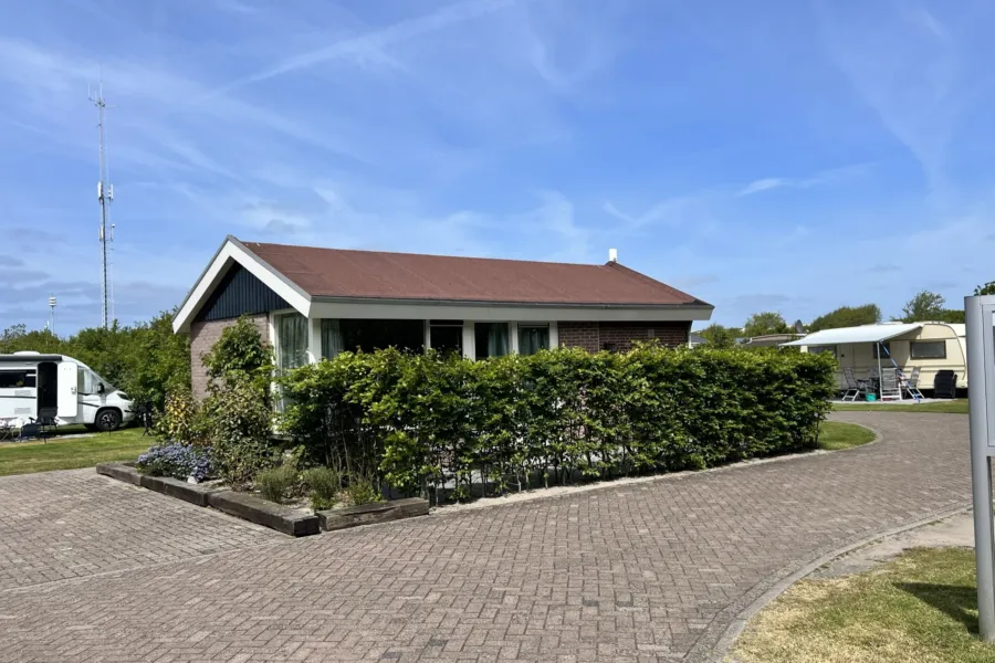 Texels vakantiehuisje Coogherveld Boszicht Tuin aanzicht