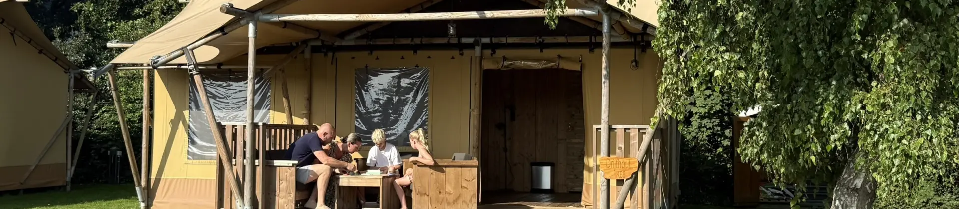 Texels lodge Coogherveld spelletje op veranda