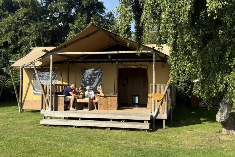 Texels lodge Coogherveld spelletje op veranda