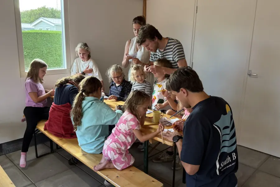 Knutselen in de zomer op camping Coogherveld Texel