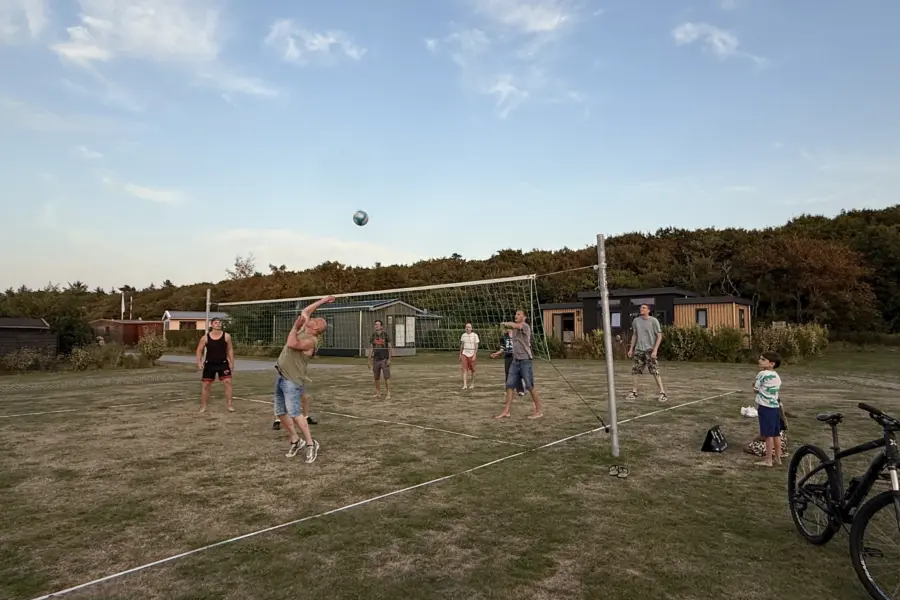 Camping Coogherveld animatie avond volleybal