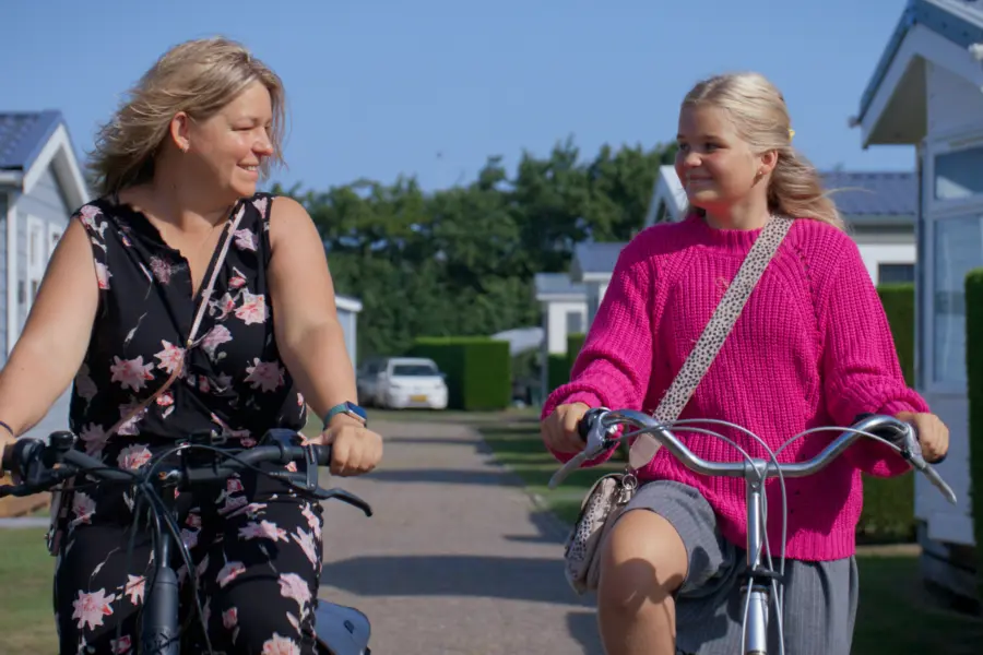 Camping Coogherveld meiden op de fiets