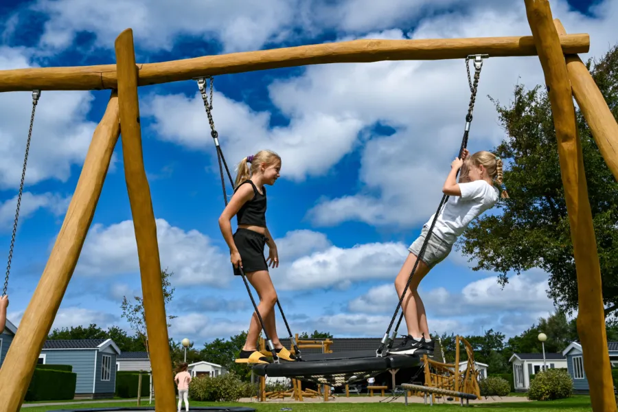 Coogherveld Camping Algemeen Schommel met twee meiden